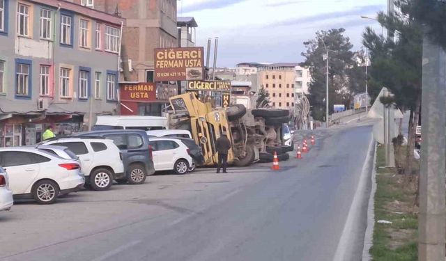 Devrilen tır park halindeki 7 araca çarptı