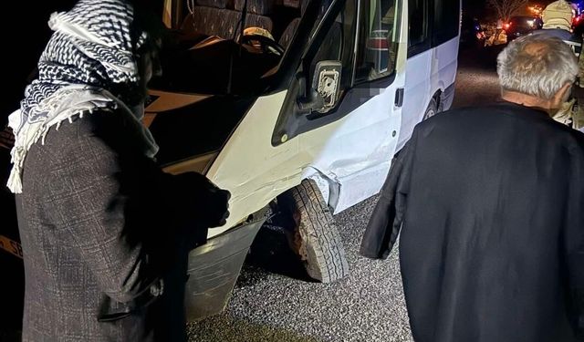 Diyarbakır'da minibüs ile otomobil çarpıştı: 1 yaralı