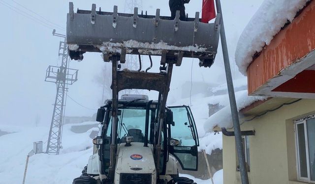 Düşen bayrağı kepçenin ağzına çıkarak yerine taktılar