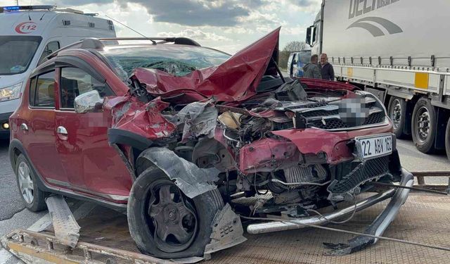 Edirne'de otomobil tıra çarptı, 1 kişi yaralandı: Kaza anı kamerada