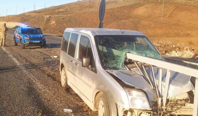 Elazığ araç bariyerlere ok gibi saplandı: 2 yaralı