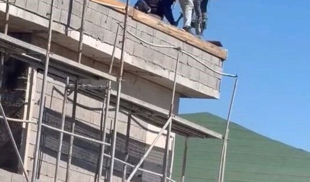Elazığ'da işçilerin çatıda tehlikeli çalışması