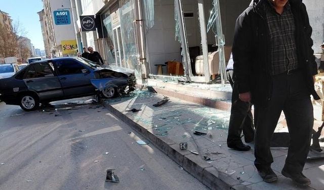 Elazığ'da otomobil, mobilya mağazasına girdi