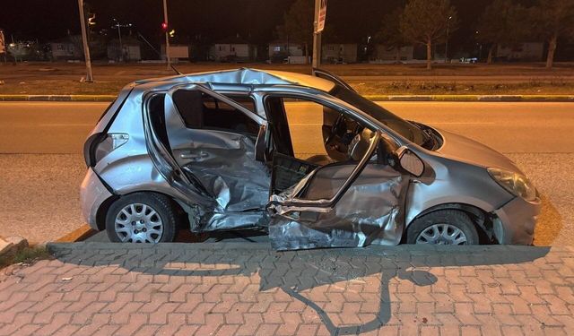 Erzincan'da iki otomobil çarpıştı: 1'i ağır 3 yaralı