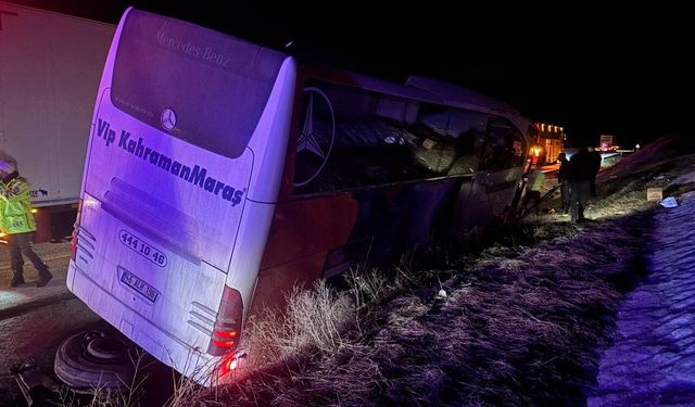 Erzincan'da kontrolden çıkan yolcu otobüsü bariyerlere çarptı