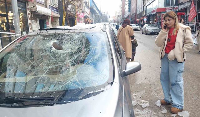 Erzurum'da çatıdan düşen kar ve buz kütleleri tehlike saçıyor