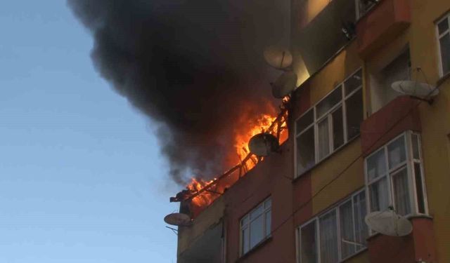 Esenler'de 4 katlı binanın çatısı alev alev yandı
