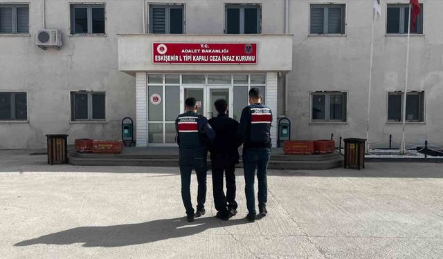 Eskişehir'de 10 yıl ve üzeri aranması bulunan 2 şahıs yakalandı