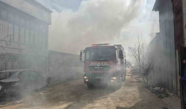 Eskişehir'de mobilya deposunda yangın