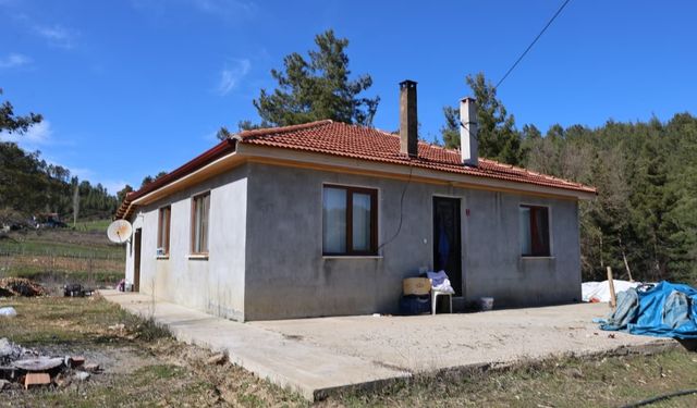 Eşlerin ölümle biten bıçaklı kavgasının ardından olayın yaşandığı ev sessizliğe büründü