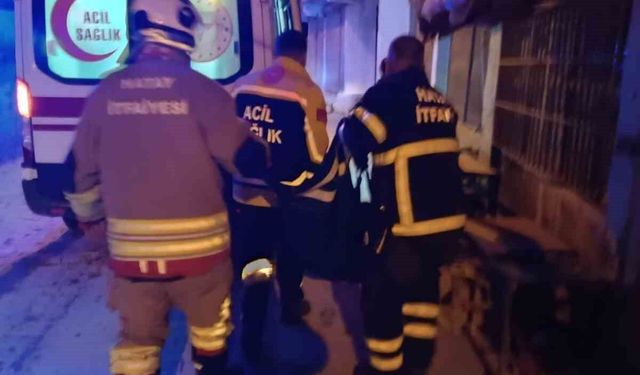 Ev yangınında dumandan etkilenen 2 kişi hastanelik oldu