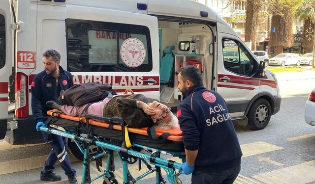 Evde düşerek yaralanan yaşlı kadının imdadına ekipler yetişti