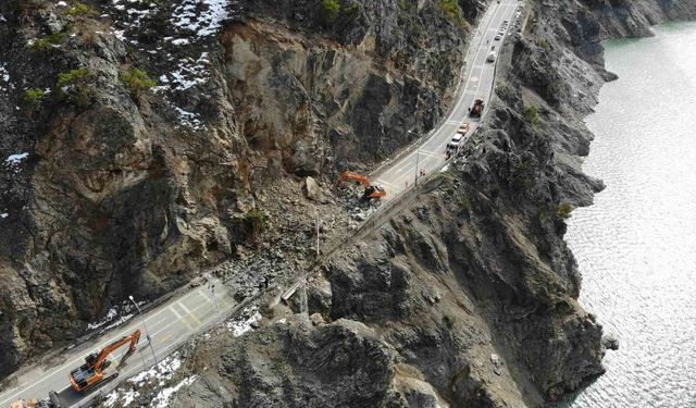 Gümüşhane - Giresun kara yolunu kapatan heyelan havadan görüntülendi
