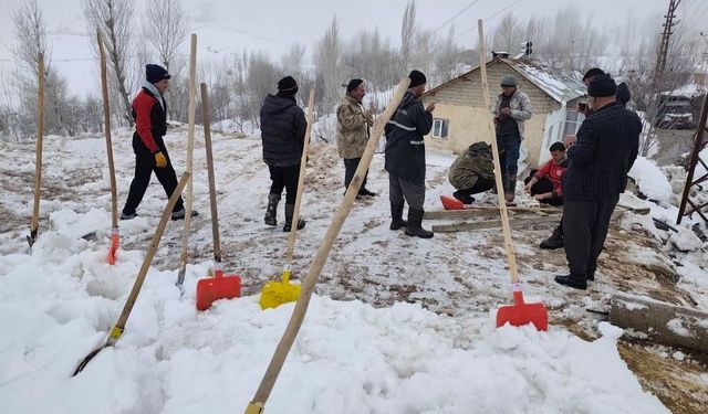 Hakkari Durankaya'da ahır çöktü 5 hayvan telef oldu