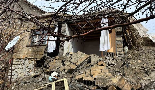 Hakkari'de yağışlara dayanamayan ev çöktü