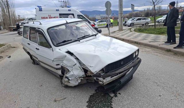 Hisarcık'ta iki otomobil çarpıştı: 2 yaralı