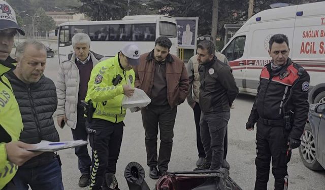 İftar vakti paket yetiştiren kurye kaza yaptı