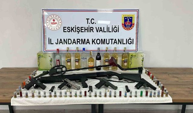 İkametlerinde silah, mühimmat ve kaçak alkol bulunduran 2 şüpheli yakalandı