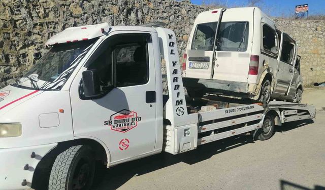 Isparta'da kontrolden çıkan araç köprüden uçtu: 1'i ağır 3 yaralı