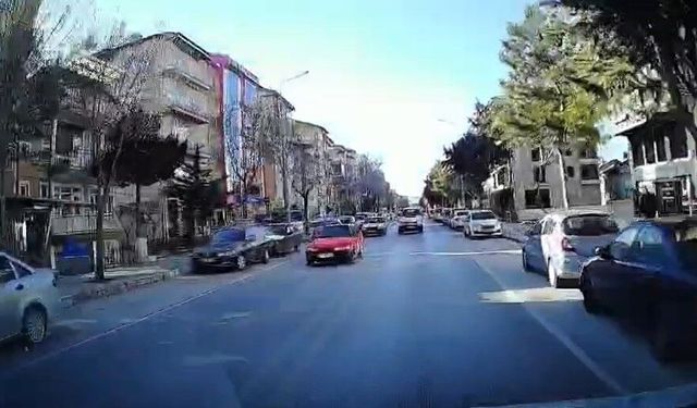 Isparta'da tehlikeli sollama kamerada: Kazadan kıl payı kurtuldu