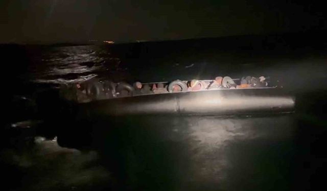 İzmir'de lastik bot içerisindeki 45 düzensiz göçmen yakalandı