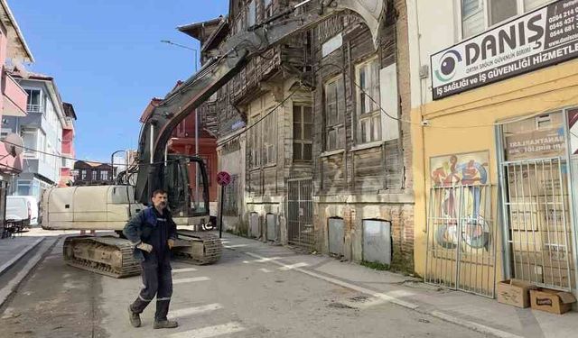 Kabloları kurtarmak isterken canını hiçe saydı