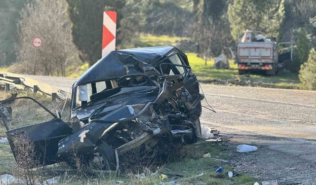 Kamyonla çarpışan otomobil demir yığınına döndü: 1 ölü, 5 yaralı