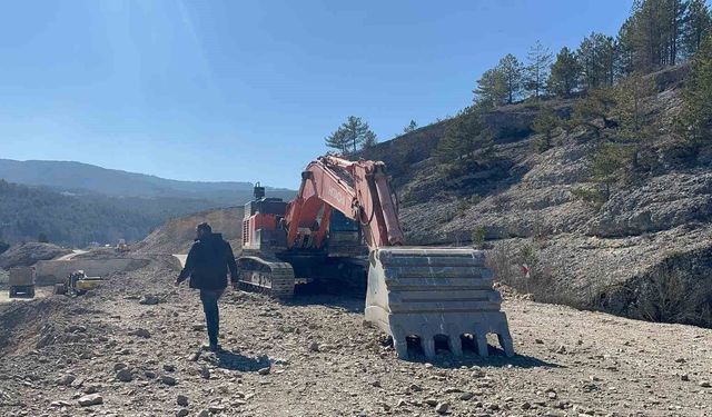 Kastamonu'da iş makinesinin 700 litre yakıtı ve elektronik parçalarını çaldılar