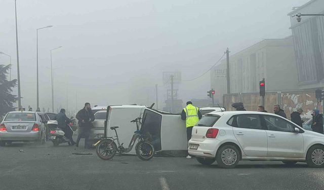 Kavşakta meydana gelen kazada 4 kişi yaralandı