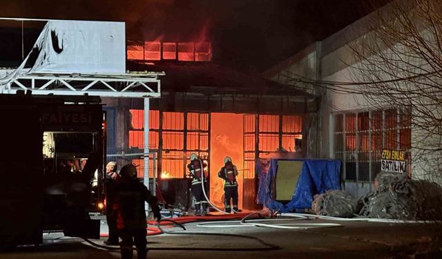 Kayseri'de mobilya atölyesi alevlere teslim oldu