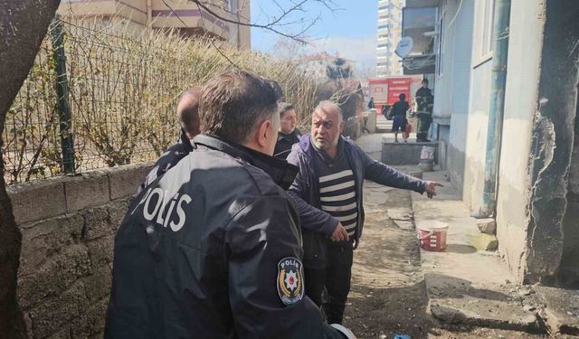 Kendini tehlikeye atan polis yangının büyümesini önledi