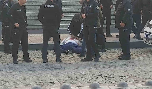 Kendisine istismarda bulunduğunu iddia ettiği şahsı adliye önünde kalbinden bıçakladı