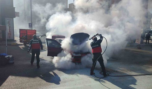 Keşan'da otomobilde çıkan yangın büyümeden söndürüldü