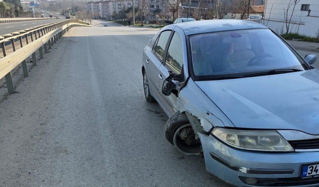 Keşan'da refüje çarpan otomobilin sürücüsü yaralandı