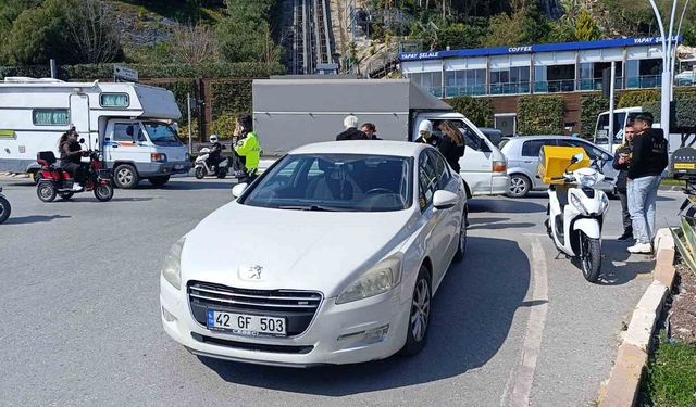 Kırmızı ışıkta geçip kaza yaptı, ehliyetine 1 ay el konuldu