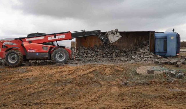 Kırşehir'de briket yüklü kamyon yan yattı