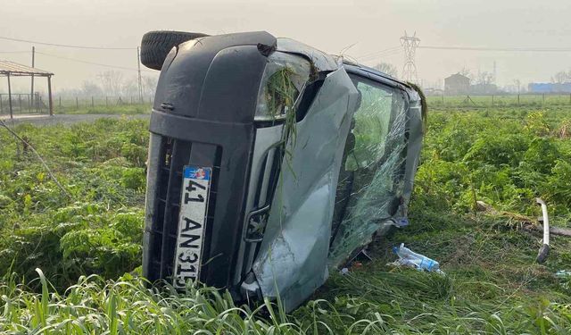 Kontrolden çıkan hafif ticari araç takla attı, sürücü yaralandı