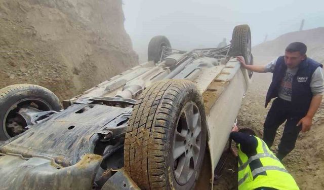 Kontrolden çıkan otomobil DESKİ tarafından açılan çukura yuvarlandı; 1 yaralı