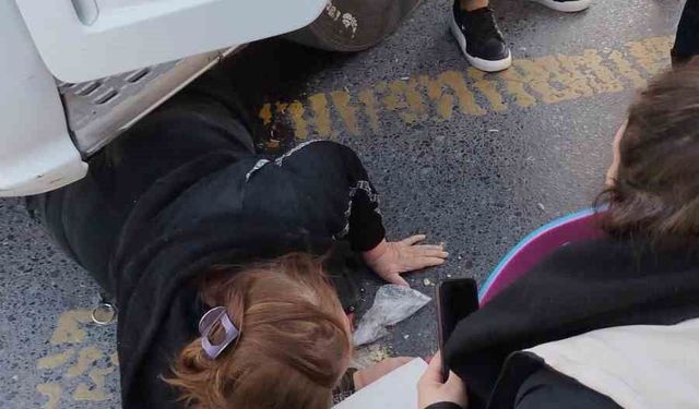 Küçükçekmece'de tırın çarptığı kadın yaralandı: Kaza anı kamerada