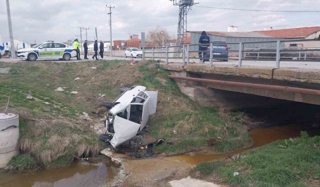 Kütahya'da otomobille çarpışan araç dereye uçtu: 3 yaralı