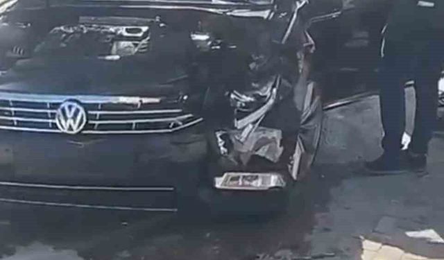 Manavgat'ta iki otomobil kavşakta çarpıştı