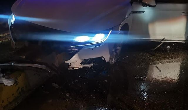 Mardin'de otomobil refüje çarptı: 2 yaralı