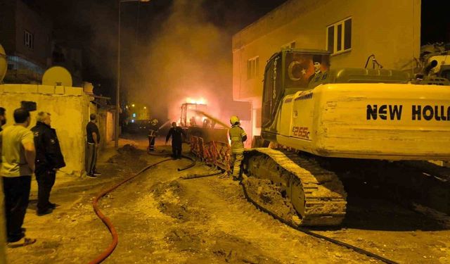 Mardin'de park halindeki 2 iş makinesinde çıkan yangın söndürüldü