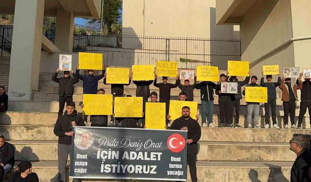 Marmaris'te teknedeki kavgada hayatını kaybeden gencin davası başladı: Adliye önünde 'adalet istiyoruz' sesi yükseldi