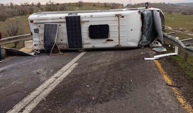 Mazıdağı-Derik karayolunda minibüs devrildi