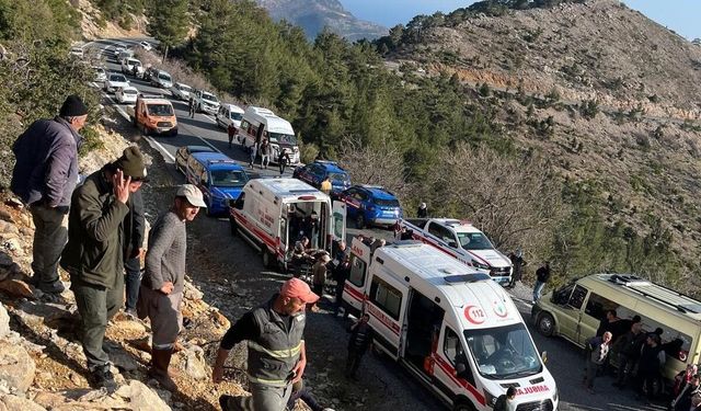 Mersin'de işçi servisi uçurumdan yuvarlandı: Ölü ve çok sayıda yaralı var