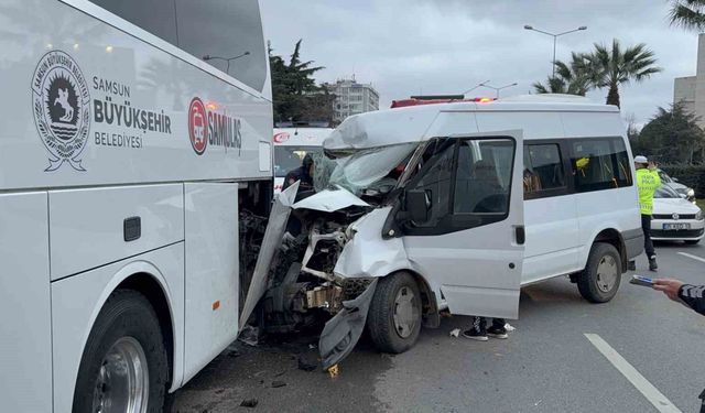 Minibüs, hafif ticari araç ve otobüse çarptı: 7 yaralı