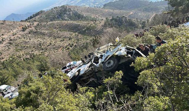 Minibüsün uçuruma yuvarlandığı kazada ölen 3 kişi son yolculuklarına uğurlandı