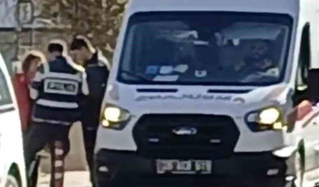 Motosikleti üzerine devrilen sürücü yaralandı