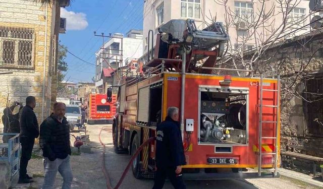 Mut'ta bir evin çatı katında çıkan yangın korkuttu